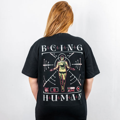 Rave Girl mit schwarzem Being Human oversized T-Shirt in schwarz von Technostoff von hinten fotografiert